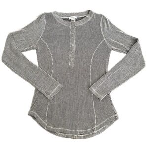 Soft Ribbed pinstripe long sleeve button-up shirt. Size: S/M
